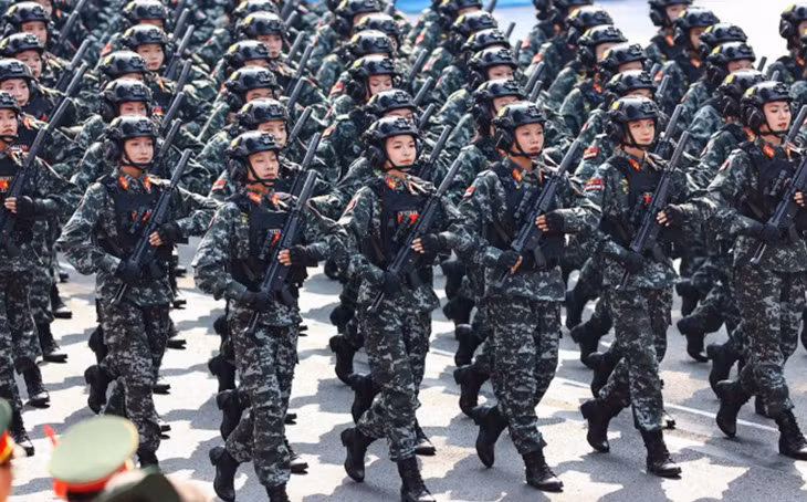 Khối nữ cảnh sát đặc nhiệm diễu hành qua lễ đài trên đường Lê Duẩn, TP.HCM nhân kỷ niệm 50 năm thống nhất đất nước