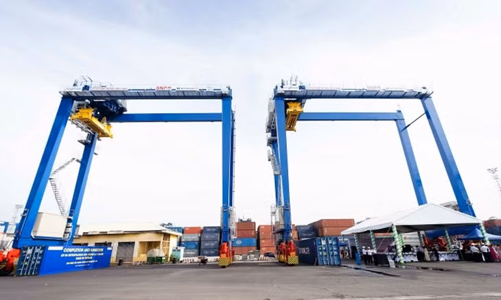 Giàn cẩu RTG Hybrid được bàn giao tại cảng Cát Lái, TP.HCM
