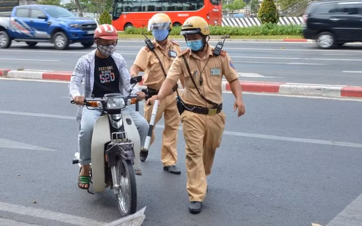 Cảnh sát giao thông dừng phương tiện vi phạm