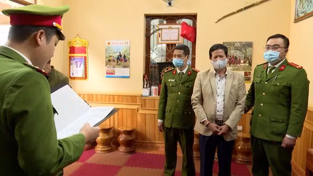 Cơ quan CSĐT đọc lệnh bắt giữ đối tượng Sa Văn Khuyên - Nguyên Phó Giám đốc Sở Y tế tỉnh Sơn La