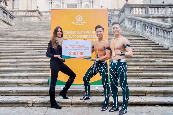 Nghệ sĩ xiếc Quốc Cơ, Quốc Nghiệp nhận lời chúc mừng và phần thưởng nóng từ đại diện Tập đoàn Hưng Thịnh Nghệ sĩ xiếc Quốc Cơ, Quốc Nghiệp nhận lời chúc mừng và phần thưởng nóng từ đại diện Tập đoàn Hưng Thịnh