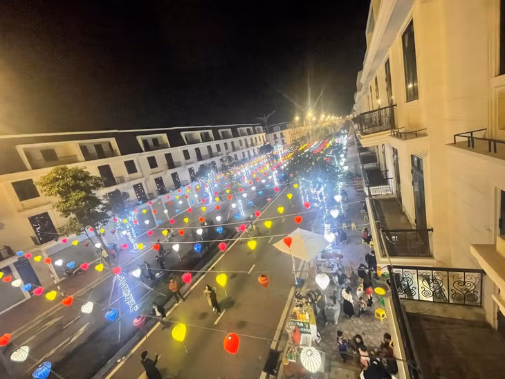 Khu đô thị giống như một “thành phố ánh sáng” nhờ hệ thống đèn lồng, đèn led rực rỡ, biến cả khu trở thành điểm check-in không thể bỏ qua.
