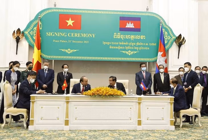 Chủ tịch nước Nguyễn Xuân Phúc và Thủ tướng Campuchia Samdech Techo Hun Sen chứng kiến lễ ký kết và trao đổi nhiều văn kiện hợp tác giữa hai nước. Ảnh: TTXVN