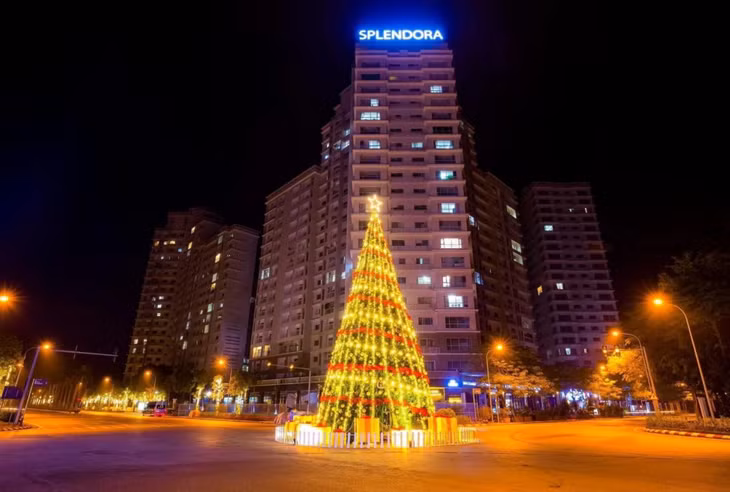 Cây thông Noel tại khu đô thị cao cấp Splendora – Hà Nội thắp sáng cả cung đường.