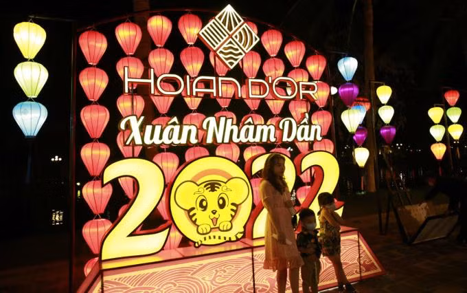 Hội An trang hoàng đèn lồng phục vụ du khách đón năm mới 2022
