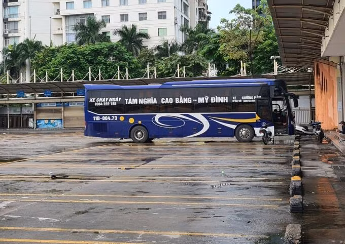 Bến xe Mỹ Đình vắng khách dù đã mở lại.