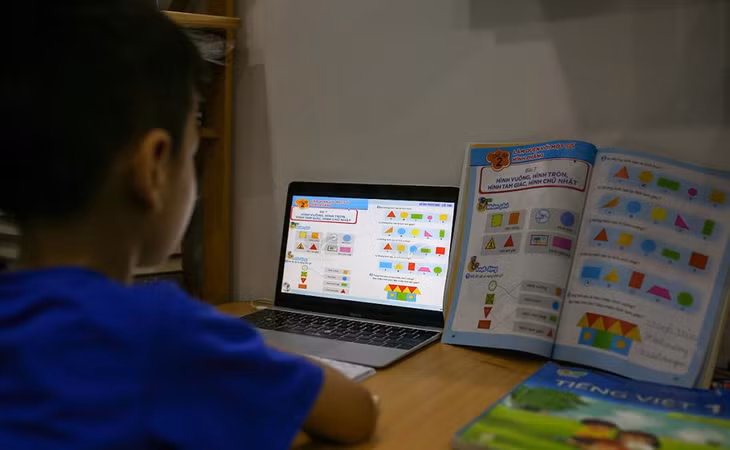Học sinh lớp 1 ở Đà Nẵng học trực tuyến từ đầu năm học đến nay.
