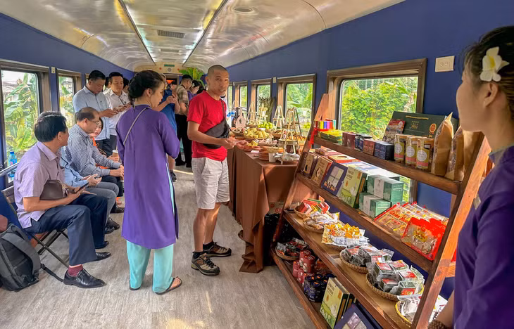 Đồng thời, các đặc sản địa phương của hai địa phương cũng sẽ được giới thiệu đến du khách khi tham gia trải nghiệm trên tàu du lịch Huế-Đà Nẵng và ngược lại