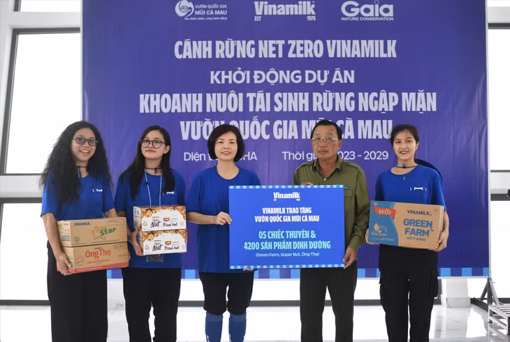 Bà Bùi Thị Hương (thứ ba từ trái qua), Giám đốc điều hành Vinamilk, đại diện trao tặng 05 chiếc thuyền và 4.200 sản phẩm dinh dưỡng cho đại diện Vườn quốc gia Mũi Cà Mau. Ảnh: Vinamilk