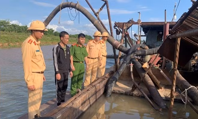Lực lượng chức năng kiểm tra tàu hút cát trên sông Hồng.