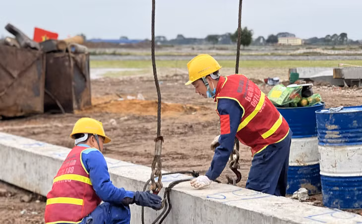 Lao động trên công trường thi công đường dây 500 kV mạch 3 tại Hưng Yên