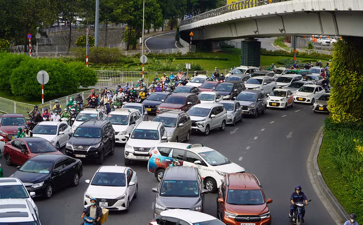 Xe nối đuôi trên đường Bạch Đằng, hướng vào cổng sân bay Tân Sơn Nhất