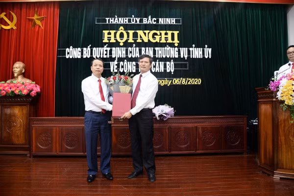 Ông Nguyễn Quốc Trung, Phó Bí thư Tỉnh uỷ, Chủ tịch HĐND tỉnh Bắc Ninh trao quyết định cho ông Tạ Đăng Đoan.