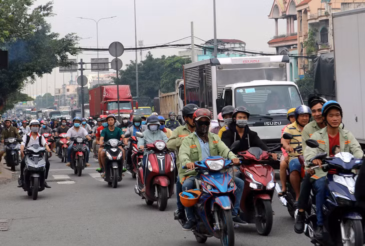 Quốc lộ 1 đoạn giao với đường Nguyễn Văn Quá, Quận 12 luôn ùn tắc vào giờ cao điểm Quốc lộ 1 đoạn giao với đường Nguyễn Văn Quá, Quận 12 luôn ùn tắc vào giờ cao điểm