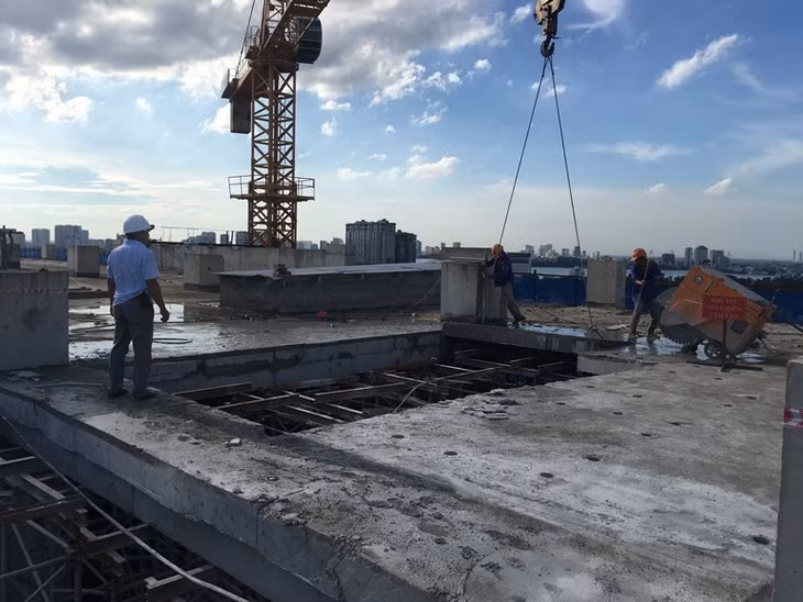 Đơn vị thi công tiến hành cắt mái tầng 18 tòa nhà 8B Lê Trực