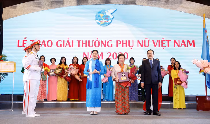 Ông Trần Thanh Mẫn, Chủ tịch Ủy ban Trung ương Mặt trận Tổ quốc Việt Nam và bà Hà Thị Nga, Chủ tịch Hội Liên hiệp phụ nữ Việt Nam trao tặng Giải thưởng Phụ nữ Việt Nam 2020 cho bà Nguyễn Thị Nga - Chủ tịch Tập đoàn BRG (đứng giữa)