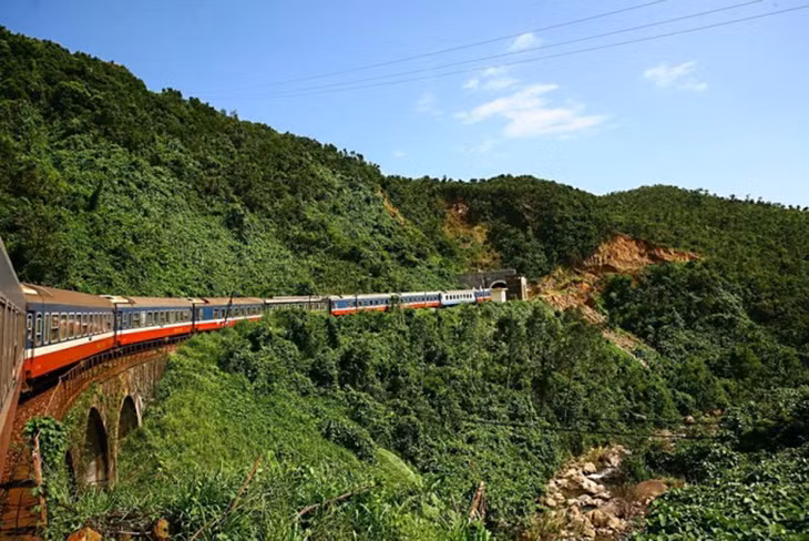 Tàu Bắc - Nam đi qua đèo Hải Vân Tàu Bắc - Nam đi qua đèo Hải Vân