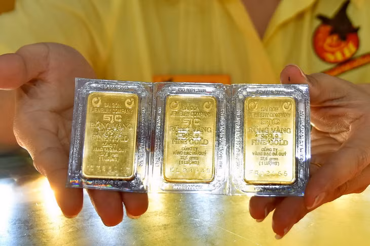 Các hệ thống kinh doanh vàng đồng loạt nâng giá vàng miếng 300.000-500.000 đồng một lượng