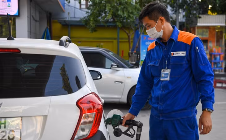 Trong kỳ điều hành sắp tới (3/1), giá xăng có thể tăng tiếp gần 800 đồng/lít