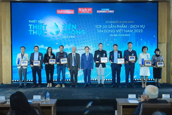 Đại diện Công ty CP Eurowindow (thứ hai từ trái sang) vinh dự nhận cúp, chứng nhận TOP 10 Sản phẩm tin dùng ngành Vật liệu xây dựng, nội – ngoại thất năm 2023.