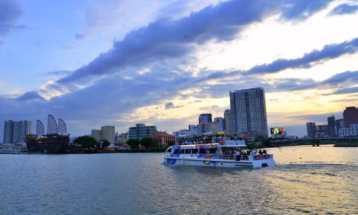 Tàu hai tầng đưa du khách du ngoạn sông Sài Gòn