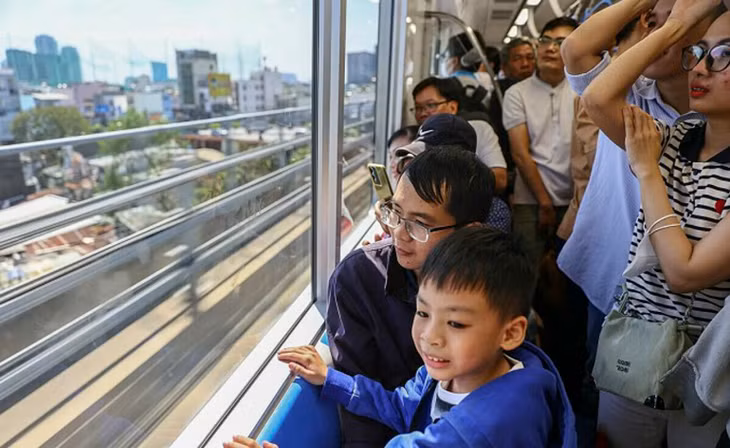Khách đi metro Bến Thành - Suối Tiên