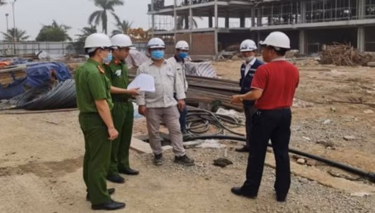 Lực lượng chức năng kiểm tra tại hiện trường