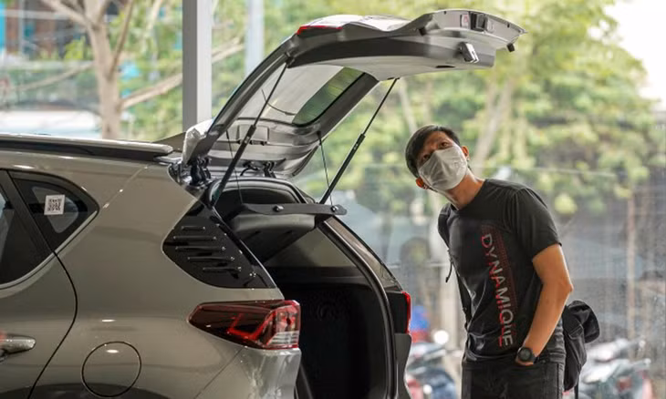 Người dân tham khảo mẫu ô tô tại TP.HCM