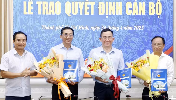 Chủ tịch UBND TP.HCM Nguyễn Văn Được trao quyết định nghỉ hưu trước tuổi cho cán bộ giữ vị trí lãnh đạo các đơn vị sự nghiệp của Thành phố