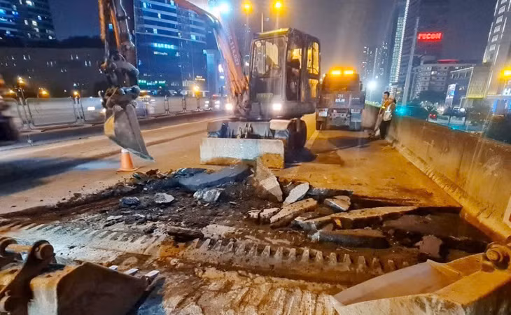 Tháng 5/2024, nhà thầu đã sửa chữa hư hỏng khe co giãn trên đường Vành đai 3 đoạn Mai Dịch