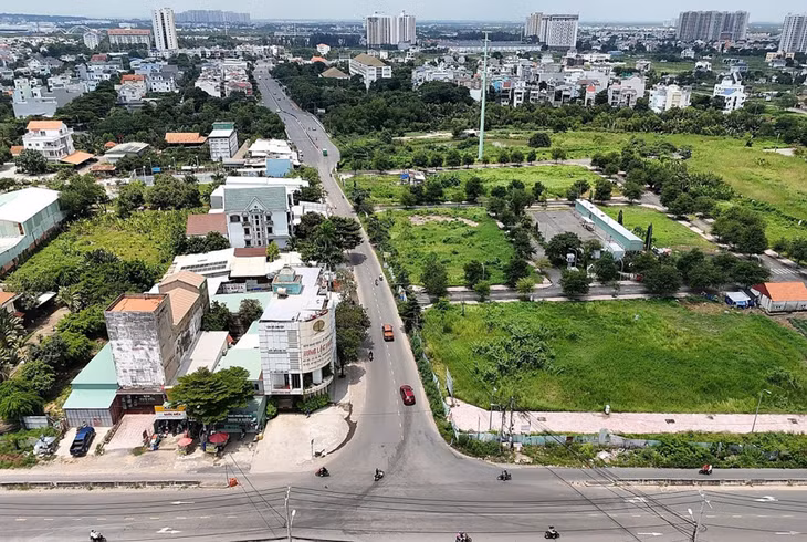 Đoạn 250 m trên đường Liên Phường bị "thắt cổ chai" do chồng ranh dự án
