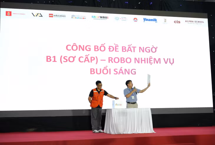 Ban giám khảo công bố một số nhiệm vụ bất ngờ dành cho robot thực hiện, mô phỏng hoạt động tại nhà máy, trang trại Vinamilk