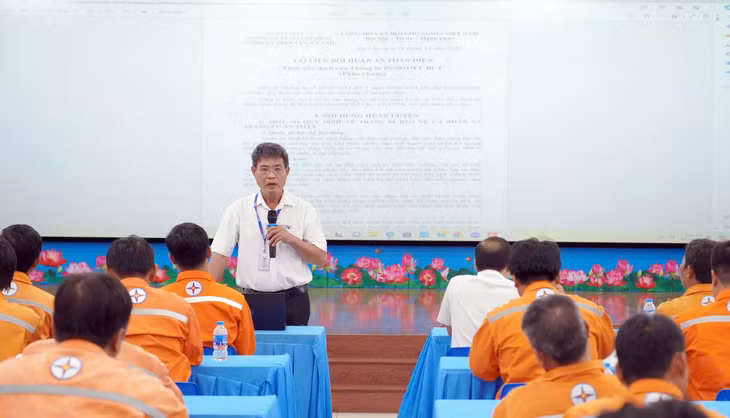 Anh Phan Văn Điền đang bồi huấn kiến thức an toàn điện cho anh em công nhân