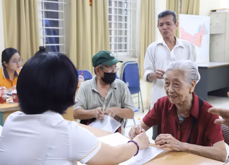Người cao tuổi Hà Nội nhận lương hưu tại điểm chi trả