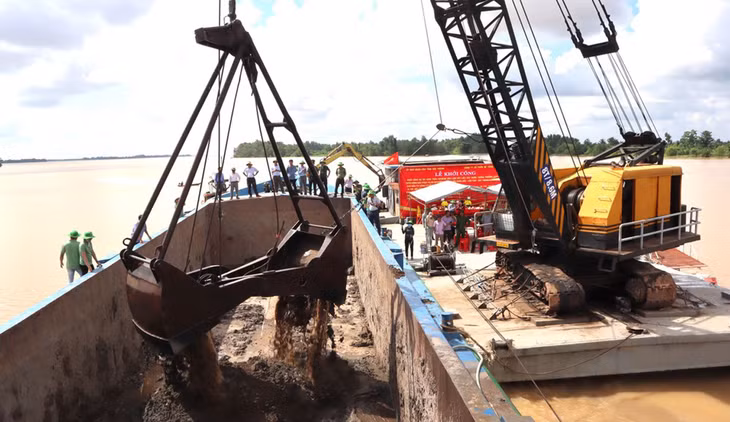 Khai thác mỏ cát mới phục vụ thi công cao tốc Châu Đốc - Cần Thơ - Sóc Trăng giai đoạn 1 Khai thác mỏ cát mới phục vụ thi công cao tốc Châu Đốc - Cần Thơ - Sóc Trăng giai đoạn 1