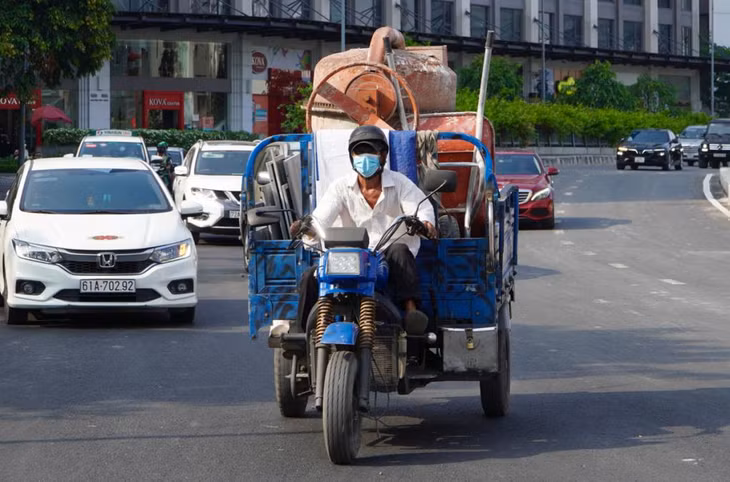 Một xe ba gác máy chạy trên đường Nguyễn Hữu Cảnh, quận Bình Thạnh