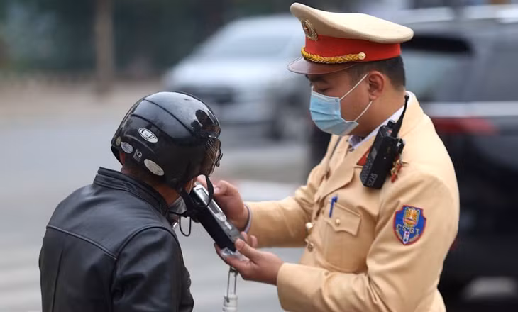 Cảnh sát giao thông Hà Nội kiểm tra nồng độ cồn xe máy