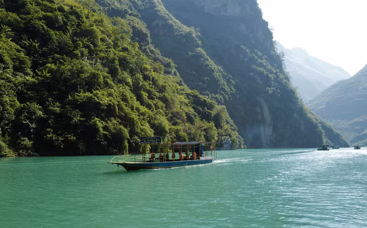 Tàu du lịch chở khách trên sông Nho Quế