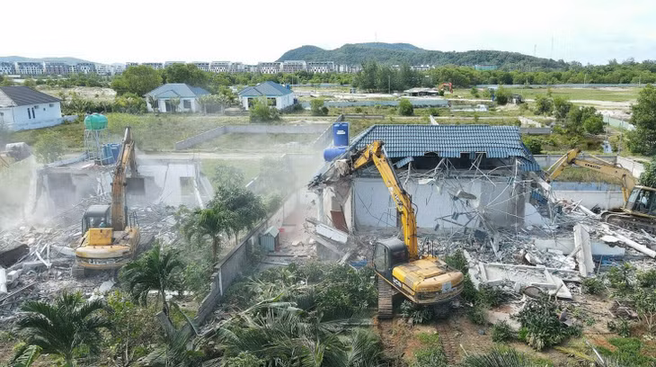 Xe cẩu tháo dỡ hai biệt thự xây trái phép, sáng 18/9