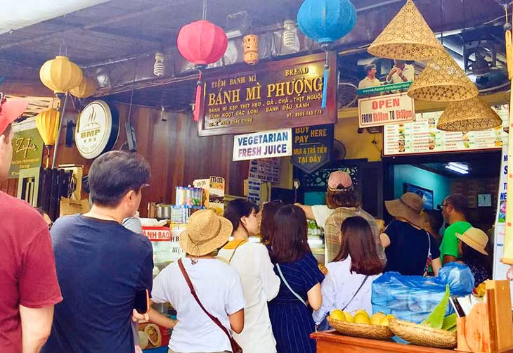 Cục An toàn thực phẩm (Bộ Y tế) đã yêu cầu Sở Y tế Quảng Nam chỉ đạo tạm thời đình chỉ hoạt động của cơ sở bánh mì Phượng. Ảnh minh họa