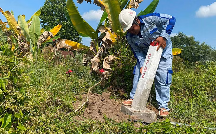 Các công nhân cắm mốc, giao ranh để triển khai dự án cao tốc TP.HCM - Mộc Bài