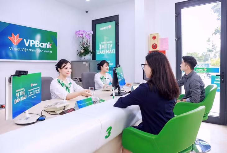 Khách hàng giao dịch tại Ngân hàng TMCP Việt Nam Thịnh Vượng