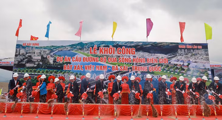 Các đại biểu thực hiện nghi thức động thổ dự án