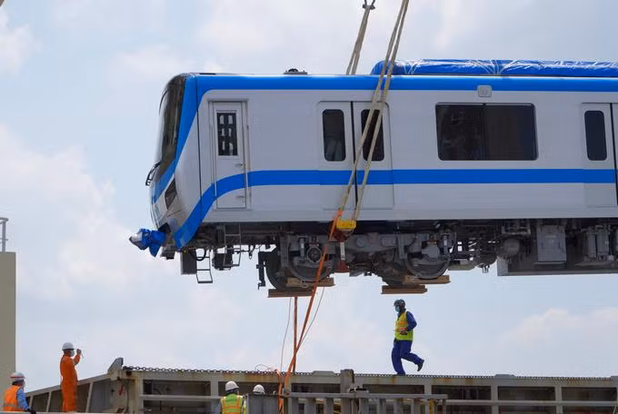 Đoàn tàu thứ 2 tuyến Metro Số 1 đưa về cảng Khánh Hội (Quận 4)