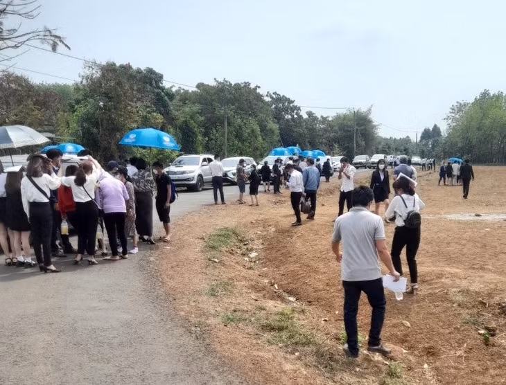 Cả trăm người tham gia vụ dựng rạp rao bán đất nền ở xã Lộc Khánh, huyện Lộc Ninh, Bình Phước. Ảnh: Cơ quan chức năng cung cấp