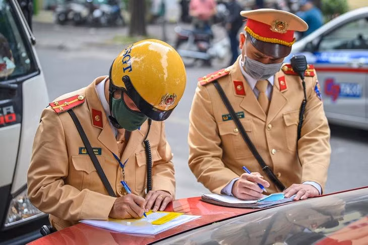 Trong quá trình phát hiện, xử lý vi phạm, lực lượng cảnh sát giao thông sẽ hướng dẫn người vi phạm nộp phạt qua mạng