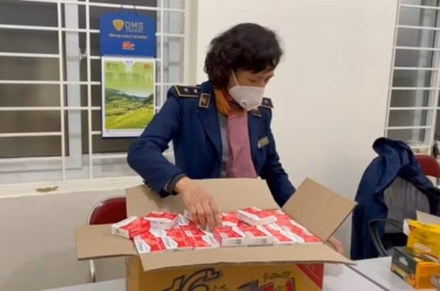 Lực lượng Quản lý thị trường Hà Nội kiểm tra lô hàng kit test Covid thu giữ. Lực lượng Quản lý thị trường Hà Nội kiểm tra lô hàng kit test Covid thu giữ.