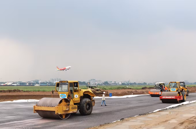 Công nhân thi công ở dự án đường băng sân bay Công nhân thi công ở dự án đường băng sân bay