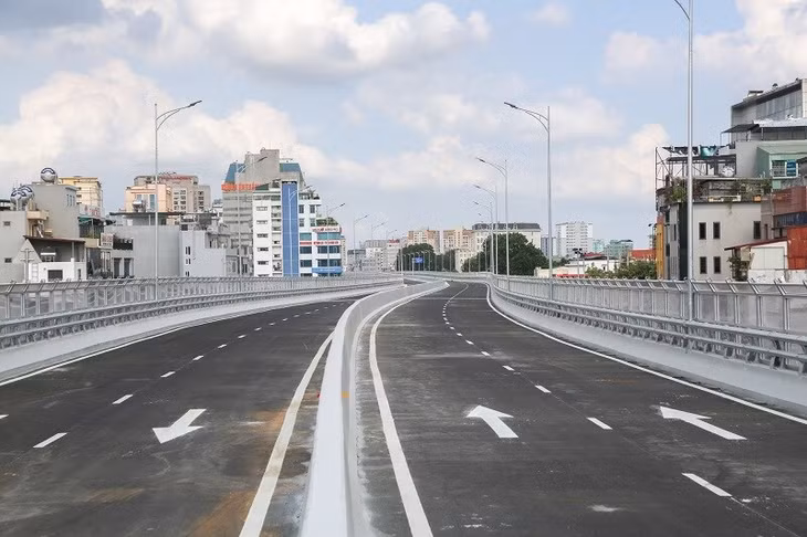 Công tác sơn vạch kẻ đường, biển báo cũng dần được hoàn thiện tại đoạn từ Ngã Tư Vọng - Ngã Tư Sở