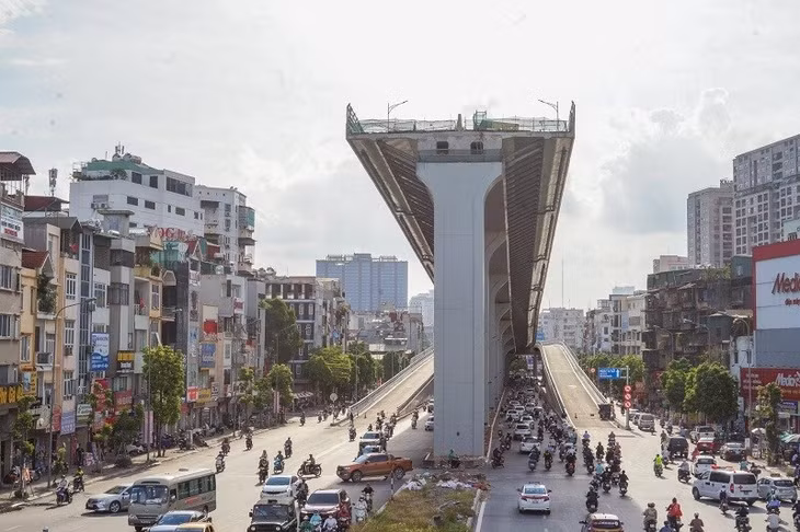 Phần đường trên cao tạm dừng lại tại điểm đầu đường Trường Chinh, nơi giao cắt với đường Giải Phóng